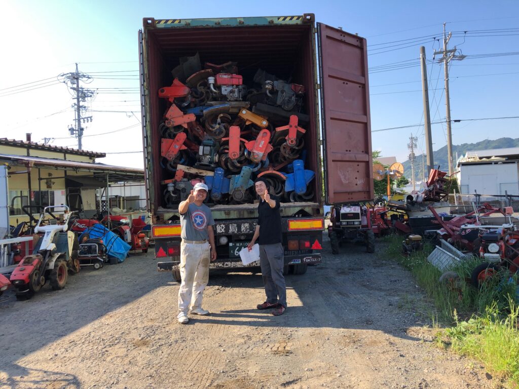 海外輸出用コンテナに農機具を積み込む静岡農機情報センター