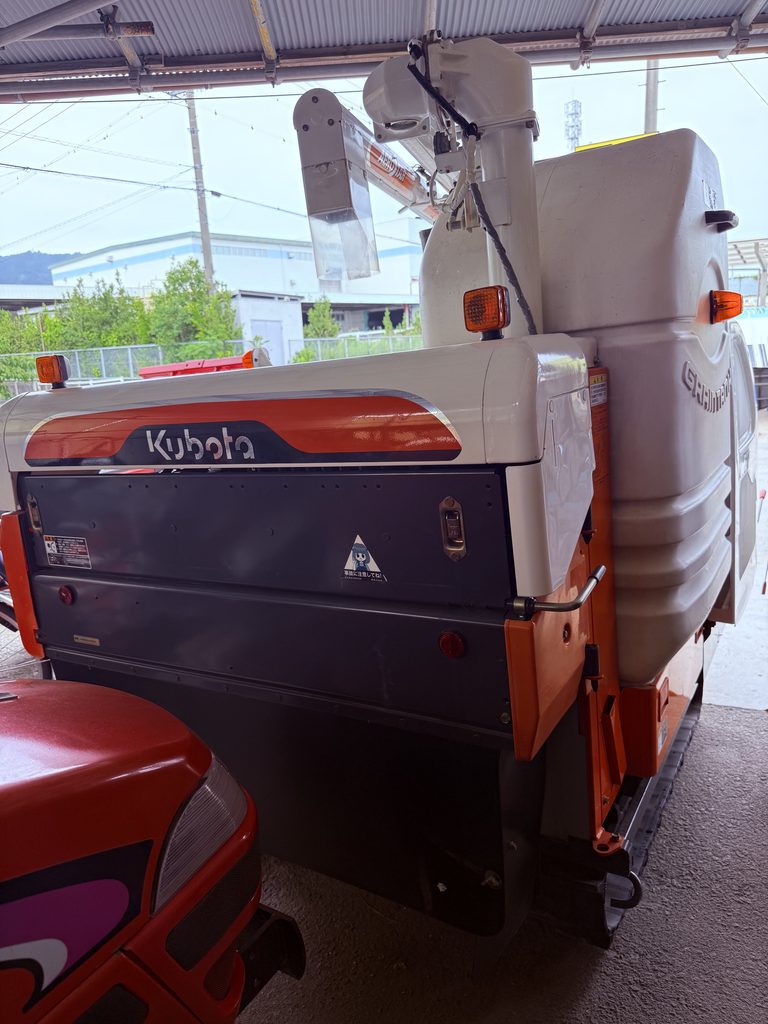 クボタ コンバイン ARN216 の後部