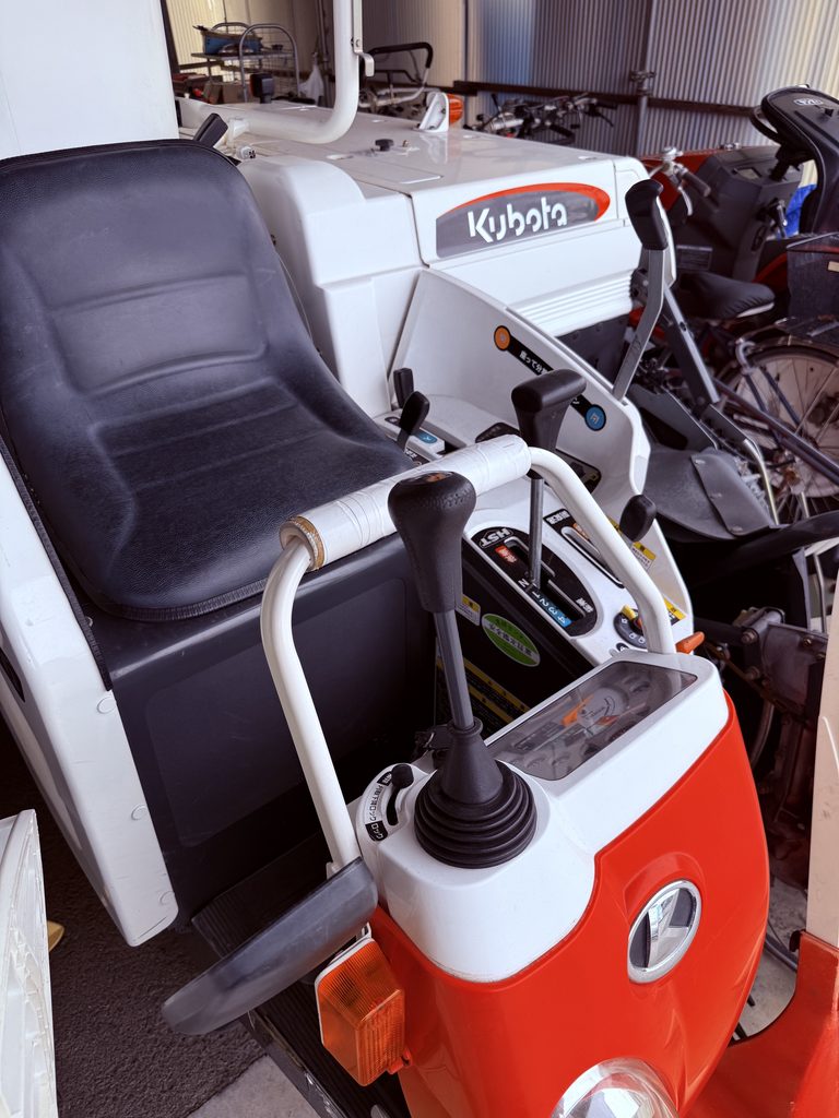 クボタ コンバイン ARN216 の運転席と操作部