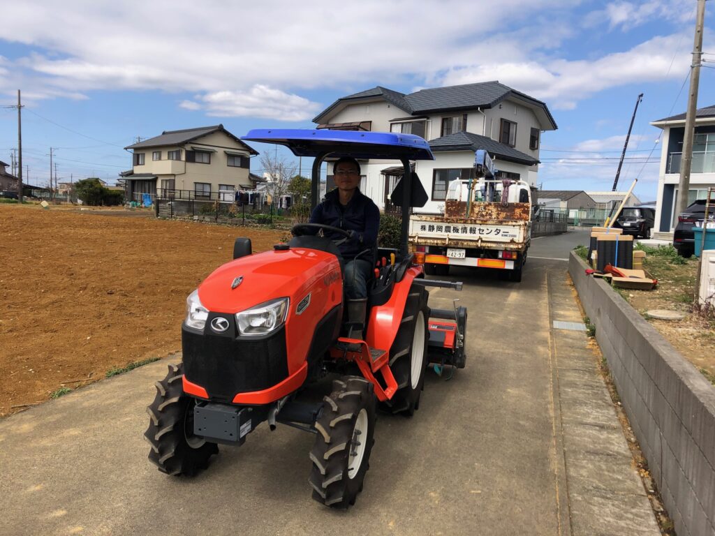 静岡農機情報センターが販売したトラクターをお客様へ納品している様子
